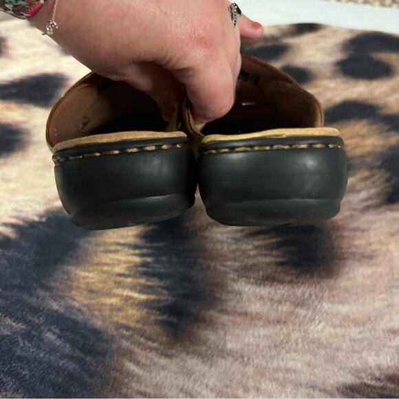 Clarks Lighter Brown Leather Slip On Clogs Women's Size 6.5 Backless Easy On - Picture 6 of 9